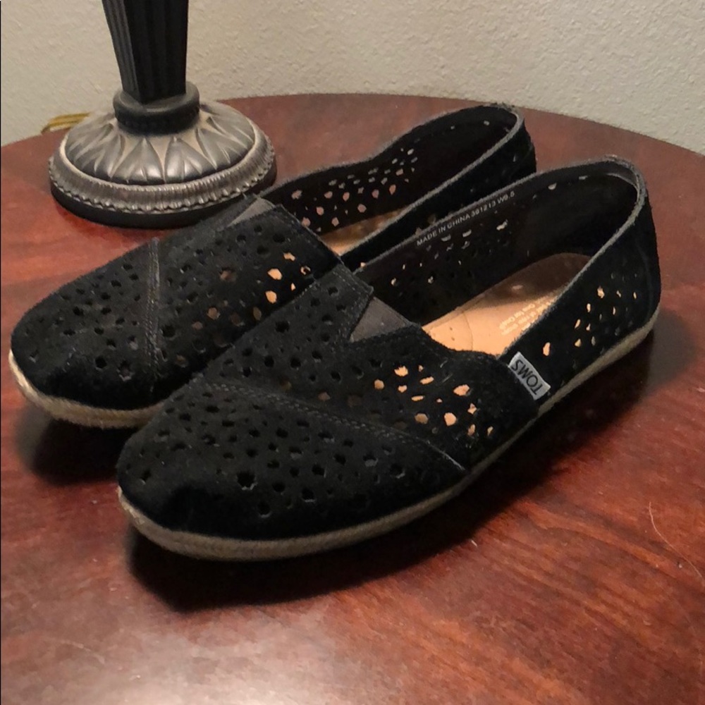 Black mesh Toms.